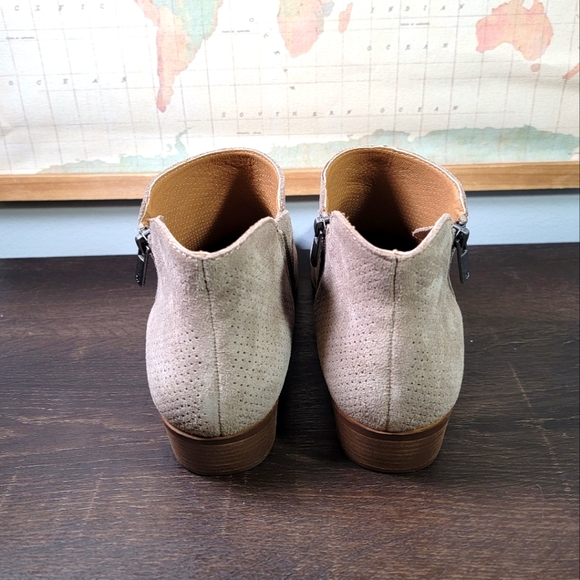 Lucky Brand Suede Chelsie Boots In Beige Women's Size 9.5 - Picture 4 of 4